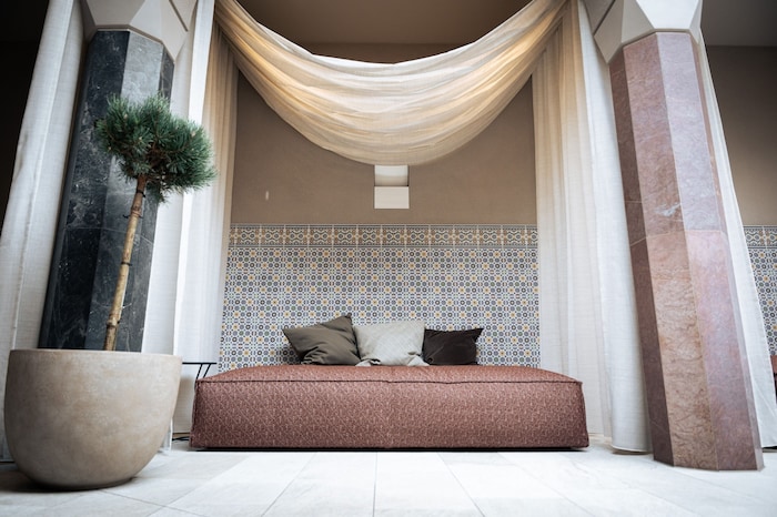 Cool-Down-Bereich mit einladenden Lounge-Möbeln – der Arkadenhof.