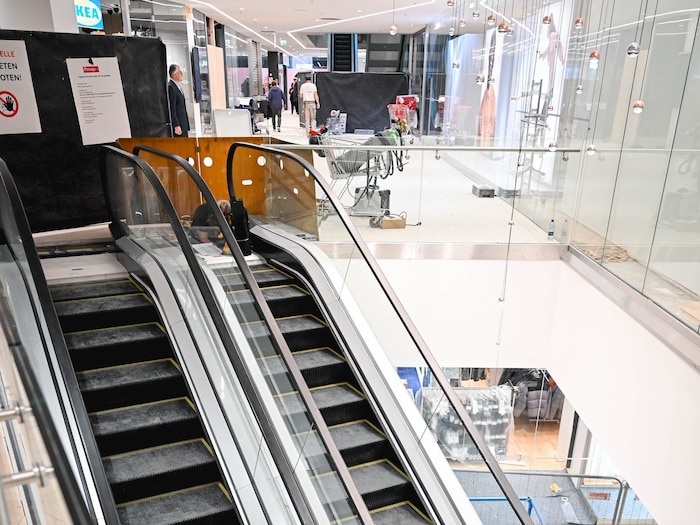 Die Rolltreppen wurden im Zuge des Umbaus von der Front des Gebäudes in den hinteren Teil des ...