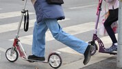 Der Bub war mit einem Roller auf einem Schutzweg unterwegs (Symbolbild).