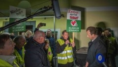 Empörte Bürger kritisieren den drohenden Abbau ganzer Abteilungen als Wortbruch und orten eine ...