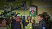 Empörte Bürger kritisieren den drohenden Abbau ganzer Abteilungen als Wortbruch und orten eine ...