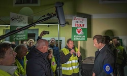 Empörte Bürger kritisieren den drohenden Abbau ganzer Abteilungen als Wortbruch und orten eine ...