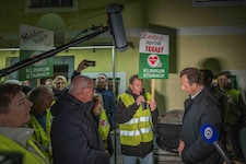 Empörte Bürger kritisieren den drohenden Abbau ganzer Abteilungen als Wortbruch und orten eine ...