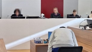 Mit einem Karteikasten tauchte der Mann vor den drei Berufsrichterinnen auf.