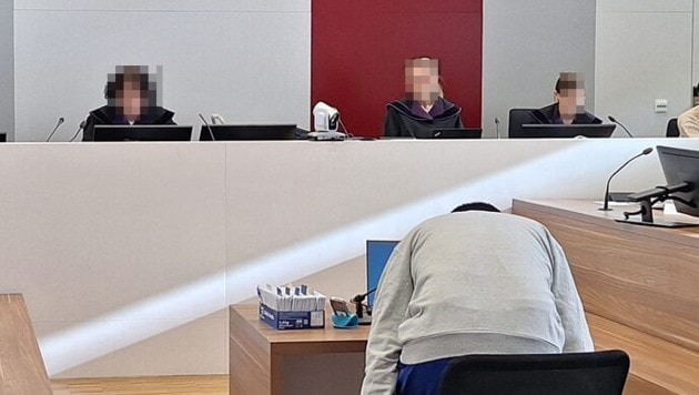 Mit einem Karteikasten tauchte der Mann vor den drei Berufsrichterinnen auf.