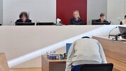 Mit einem Karteikasten tauchte der Mann vor den drei Berufsrichterinnen auf.