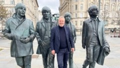Liverpool-Legende Didi Hamann mit den Beatles-Statuen.