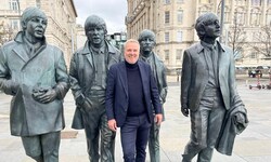 Liverpool-Legende Didi Hamann mit den Beatles-Statuen.