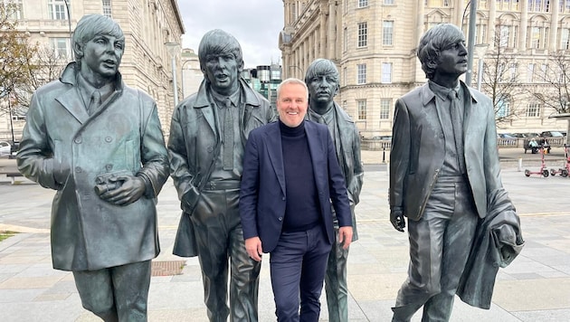 Liverpool-Legende Didi Hamann mit den Beatles-Statuen.