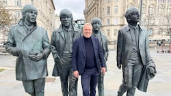 Liverpool-Legende Didi Hamann mit den Beatles-Statuen.