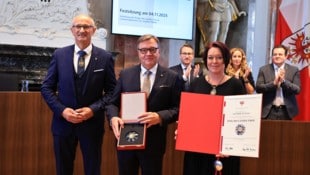 Günther Platter (Mi.) wurde am Dienstag mit dem Ring des Landes Tirol geehrt. LH Anton Mattle ...