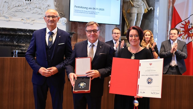 Günther Platter (Mi.) wurde am Dienstag mit dem Ring des Landes Tirol geehrt. LH Anton Mattle ...