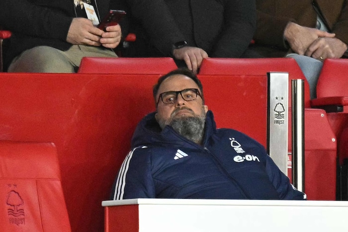 Eigentümer Evangelos Marinakis war mit dem Auftreten der Forest-Fans in Sevilla sehr zufrieden.