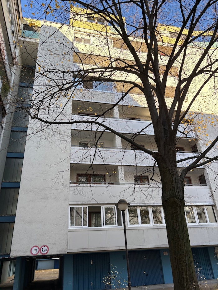 Aurora fell from apartment 26 on the third floor onto the asphalt in the inner courtyard.