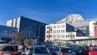 Der Schwerverletzte wurde ins Krankenhaus Kufstein eingeliefert. (Archivbild)