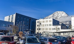 Der schwer verletzte Handwerker wurde ins Bezirkskrankenhaus Kufstein eingeliefert. 