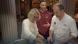 ÖFB-Rekordtorschütze Marko Arnautovic mit Mama Gabriela bei „Steegwirt“ Fritz Grampelhuber.