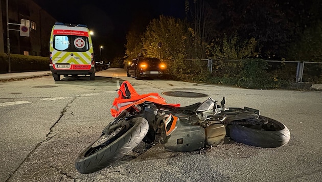 Der Motorradfahrer und seine Beifahrerin stürzten, verletzten sich und mussten ins Krankenhaus ...