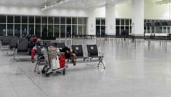 Reisende warten in einer leeren Abflughalle am Flughafen Brüssel-Zaventem, nachdem der ...