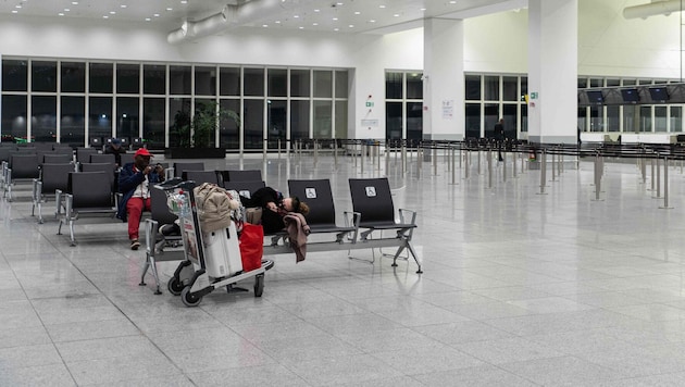 Reisende warten in einer leeren Abflughalle am Flughafen Brüssel-Zaventem, nachdem der ...
