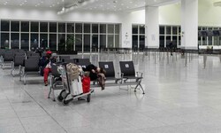 Reisende warten in einer leeren Abflughalle am Flughafen Brüssel-Zaventem, nachdem der ...