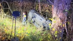 Das Auto landete mehrere Meter unterhalb der Straße im Wald. 