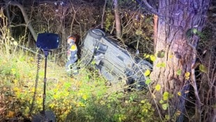 Das Auto landete mehrere Meter unterhalb der Straße im Wald. 
