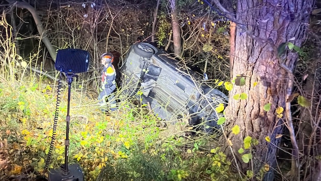 Das Auto landete mehrere Meter unterhalb der Straße im Wald.