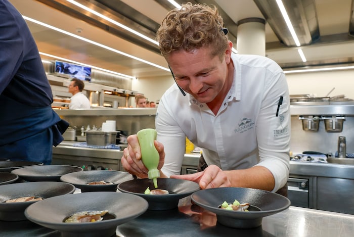 Hangar-7 Executive Chef Martin Klein beim Anrichten