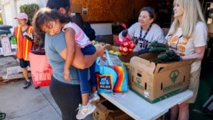 Mitglieder des Militärs und deren Familien erhalten in San Diego, Kalifornien, kostenloses ...