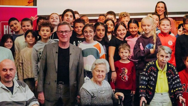 Teamchef Ralf Rangnick traf gestern im Haus Kolping Jung und Alt. 