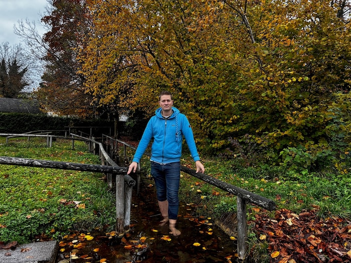 WIA-Gemeinderat Philipp Wiatschka beim Kneippen.