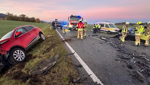 Die beiden Fahrzeuge prallten im Frühverkehr frontal ineinander