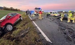 Die beiden Fahrzeuge prallten im Frühverkehr frontal ineinander