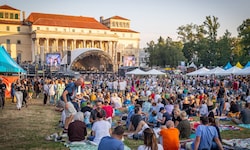 Heuer kamen Tausende Besucher zum Butterfly Dance! Festival in den malerischen Schlosspark.