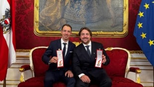 Die Olympiasieger Lukas Mähr und Valentin Bontus, die sich bei ihren Gold-Coups vor Marseille im ...