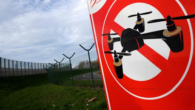 Um kurz vor 22.00 Uhr wurden aus Sicherheitsgründen alle Starts und Landungen ausgesetzt.