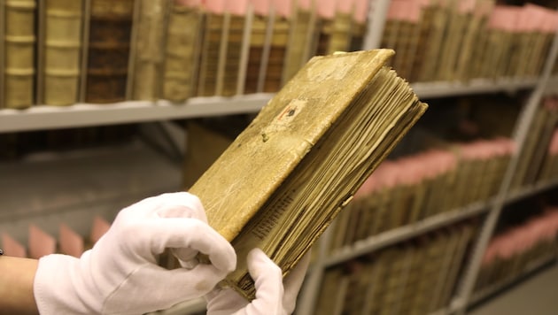 In den kirchlichen Archiven lagern unzählige Matriken, also Bücher, in denen Geburten, ...