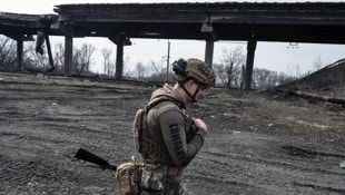 Ein ukrainischer Soldat vor einer beschädigten Brücke in Pokrowsk