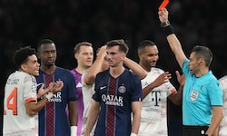 Luis Díaz sah für sein Foul gegen Achraf Hakimi die Rote Karte. 