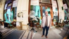 Inhaber Heinz Pollischansky vor seinem verwüsteten Lokal.