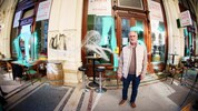 Inhaber Heinz Pollischansky vor seinem verwüsteten Lokal.