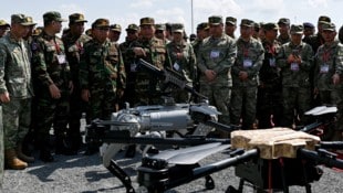 AFP/AFP or licensors Gemeinsame Übung der kambodschanischen und chinesischen Streitkräfte im Mai: Ein KI-Hunderoboter ...