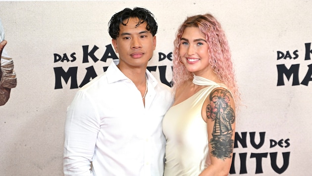 Comedian Tutty Tran mit Laura Vetter bei der Premiere von „Das Kanu des Manitu“ im Sommer – auf ...