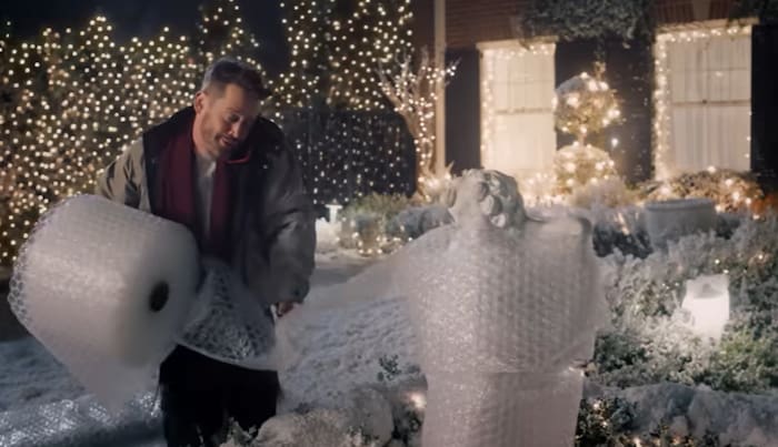 Kevin wickelt alles Gefährliche in Luftpolsterfolie ein.