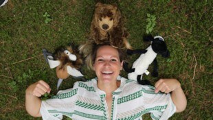 Elisabeth Mörtl mit ihren tierischen Begleitern. 