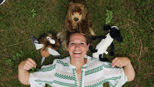 Elisabeth Mörtl mit ihren tierischen Begleitern.