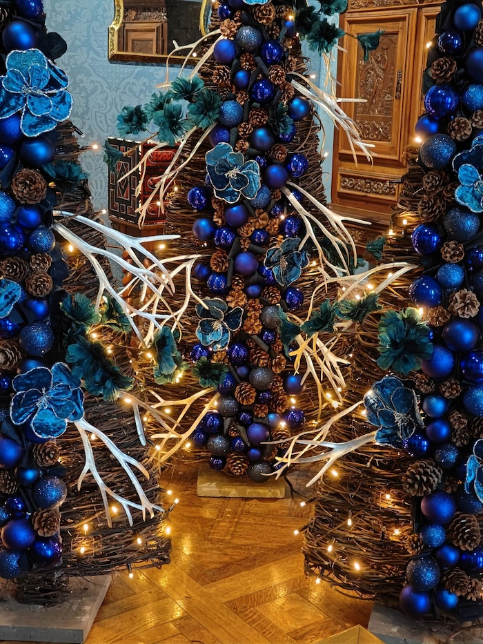 Schloss Chambord ist weihnachtlich geschmückt.