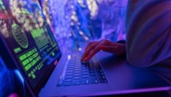 Laut einer aktuellen Studie kommt es hierzulande im Schnitt zu mehr als 1700 Cyber-Attacken pro ...