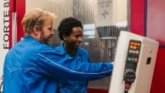 Maschinenbautechnik-Lehrling Allan möchte auch später gern an der CNC-Fräsmaschine arbeiten.